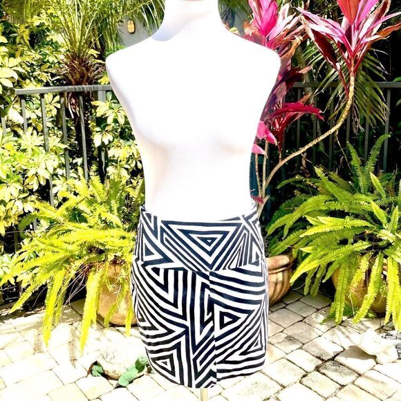 Express Black & White Print Mini Skirt - Picture 2 of 8